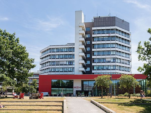 Das MZH vom Campuspark betrachtet.