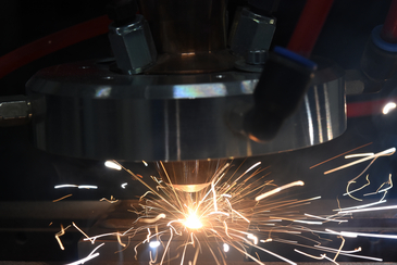 Hightech in der Universität Bremen: Beim Laser-Auftragschweißen werden im 3D-Druckverfahren metallische Teile und Strukturen hergestellt.