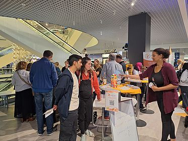 Nuria Pedros Barnils und Nourat Alazza mit dem Projekt UNICON auf dem Bürgerfest zum Tag der Deutschen Einheit