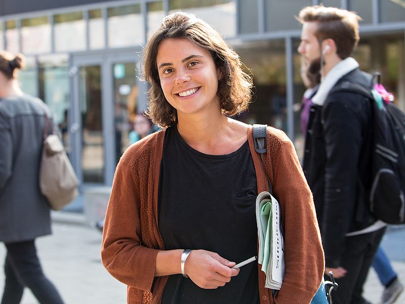 Eine Studierende auf dem Universitäts-Boulevard.