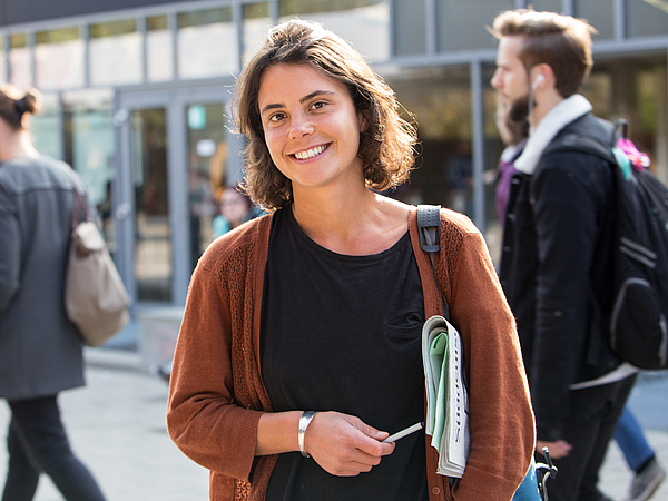 Eine Studierende auf dem Universitäts-Boulevard.