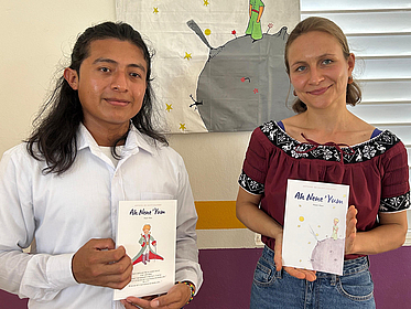 Stanley Peck und Nicole Hober präsentieren die Mopan-Maya-Ausgabe des kleinen Prinzen