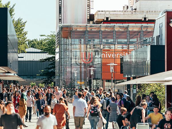 Uni Bremen Campus Menschen auf dem Boulevard