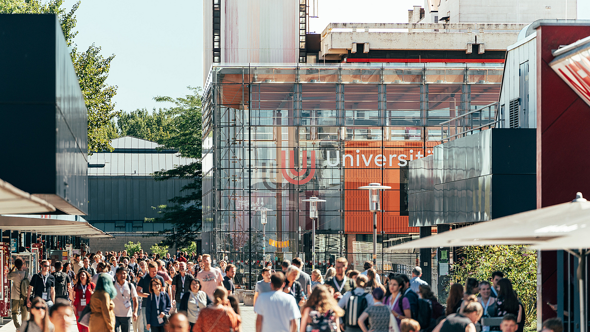 Menschen auf dem Boulevard