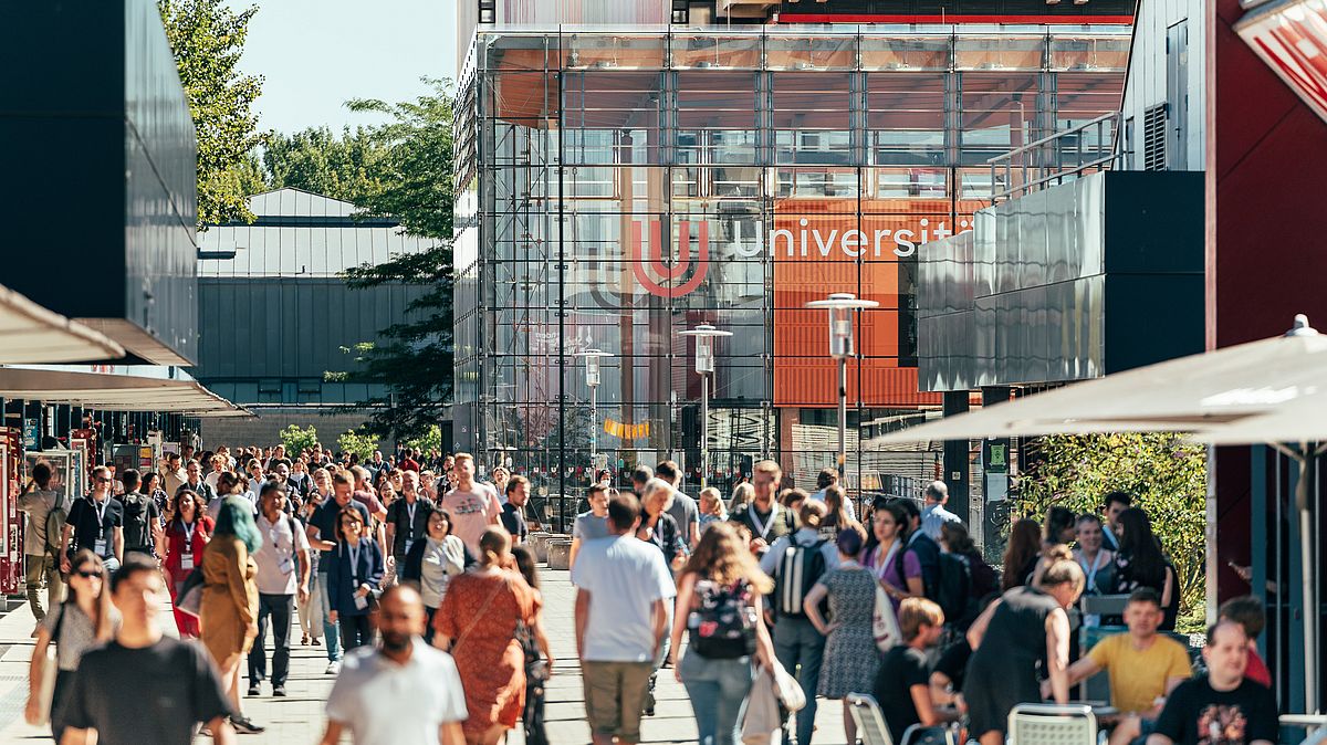 Uni Bremen Campus Menschen auf dem Boulevard