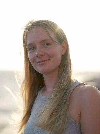 Joely Marie Maak bei untergehender Sonne an Bord eines Forschungsschiffes.