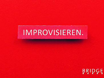 Logo in Rot mit dem Schriftzug "Improvisieren"
