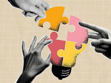 Drei Hände setzen ein Puzzle in Form einer Glühbirne zusammen