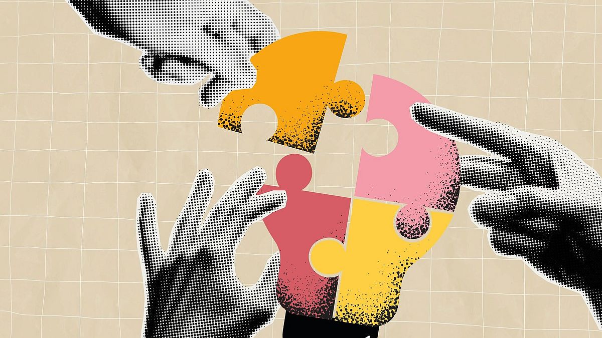 Drei Hände setzen ein Puzzle in Form einer Glühbirne zusammen