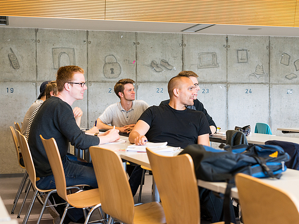 Aufmerksame Zuhörer in einem Seminarraum.