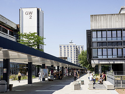 Ein Teil des Boulevards an der Universität Bremen als Verbindung zwischen dem Geisteswissenschaften 2 (GW2) Gebäude und der Staats- und Universitätsbibliothek (SuUB).