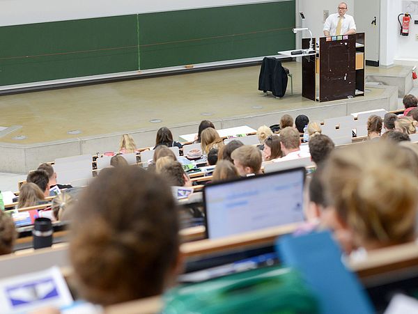 Zuhörer in einem vollen Hörsaal.