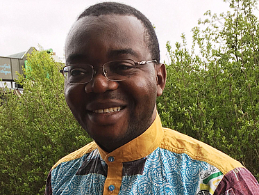 Mann lächelt in Kamera