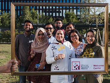 Eine Gruppe internationaler Forschender, vor ihnen ein Bilderrahmen mit dem Logo der U Bremen Research Alliance