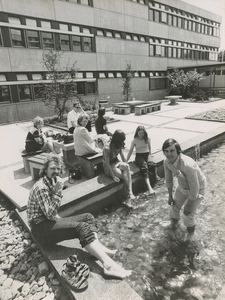 Brunnen in der Gartenanlage der Uni Bremen im Juli 1972