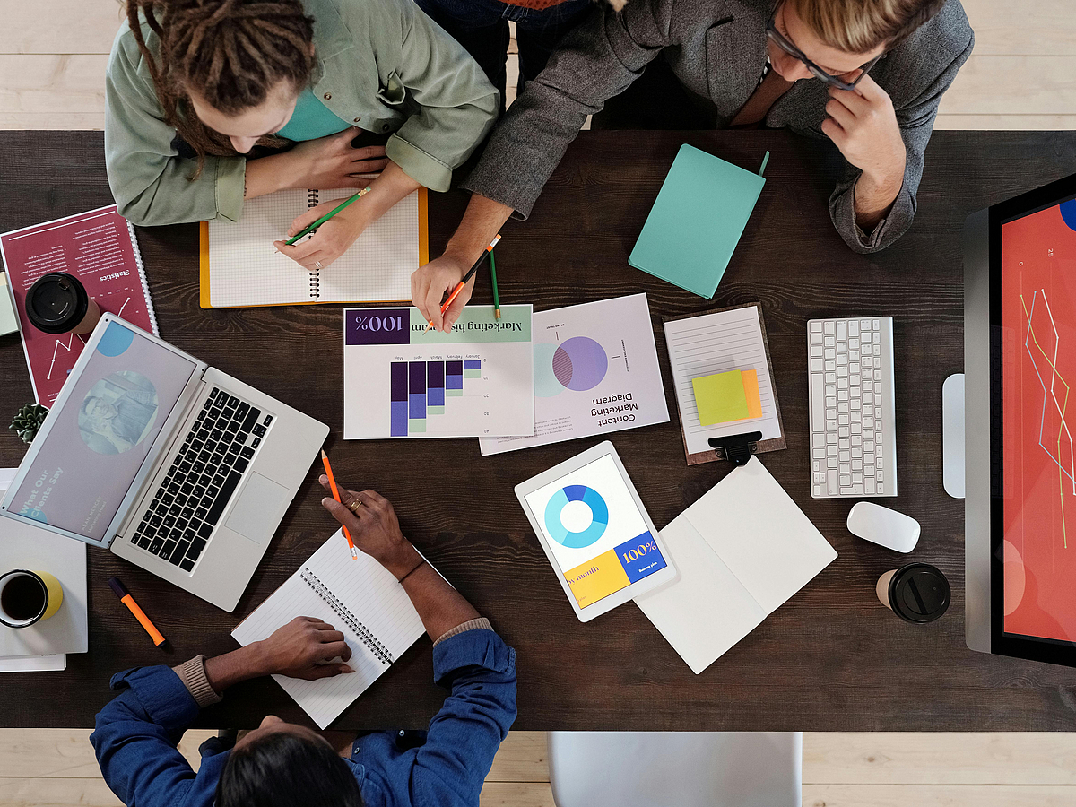 Menschen arbeiten an einem Schreibtisch