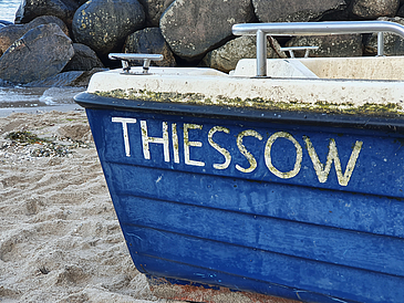 Shows part of a boat with the lable Thiessow