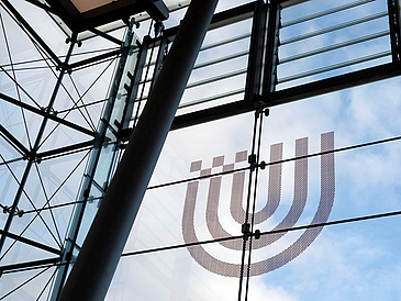 Uni-Logo auf einer großen Glasscheibe
