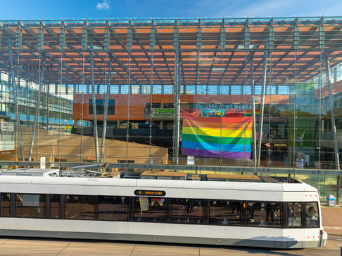 Glashalle Universität Bremen mit Regenbogenflagge