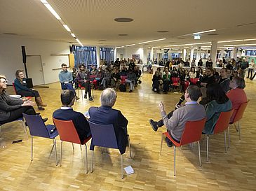 Intensiver Austausch zum neuen Leitbild: Teilnehmende diskutieren Chancen und Handlungsansätze.