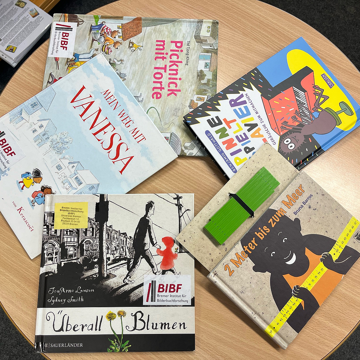 Bilderbücher auf Tisch