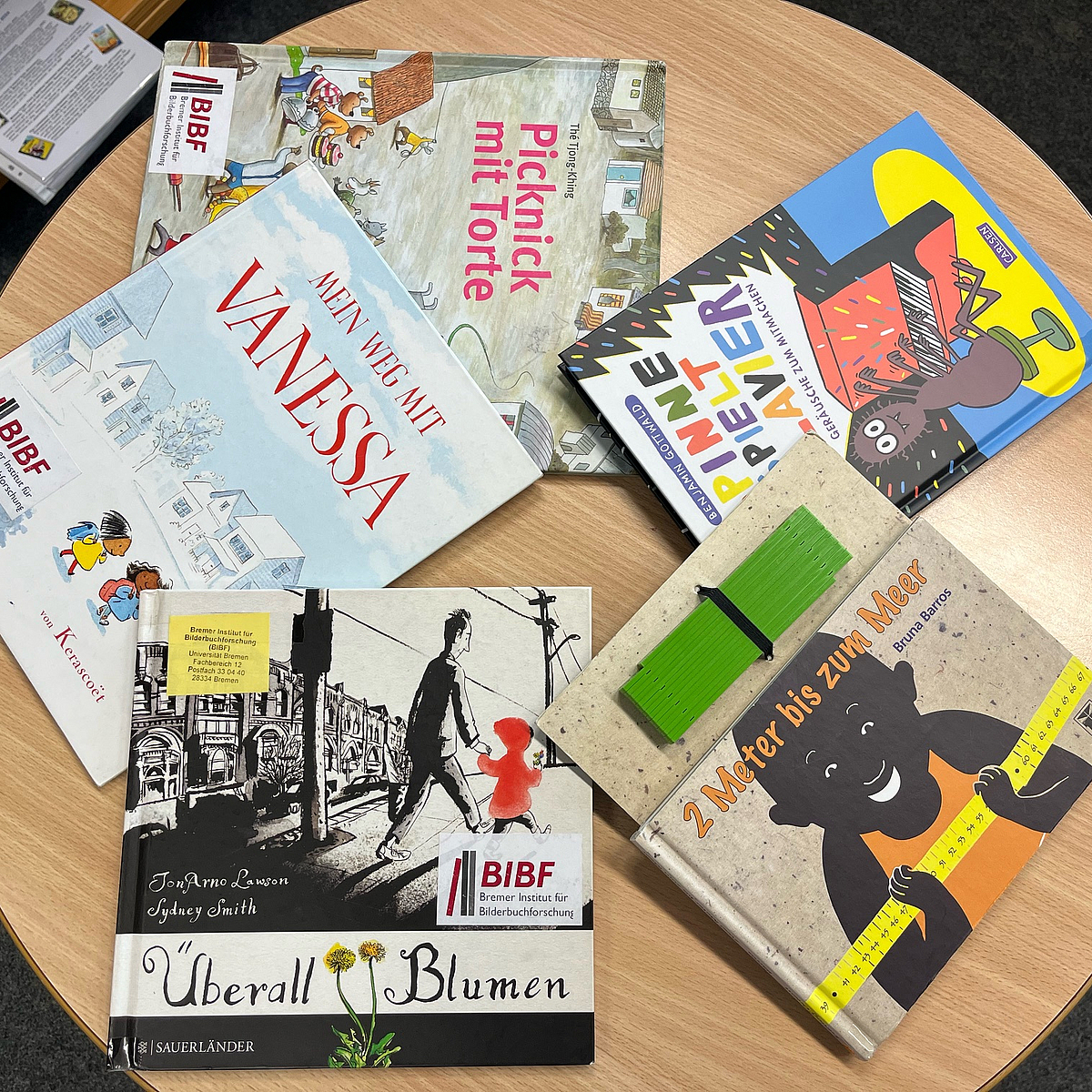 Bilderbücher auf Tisch
