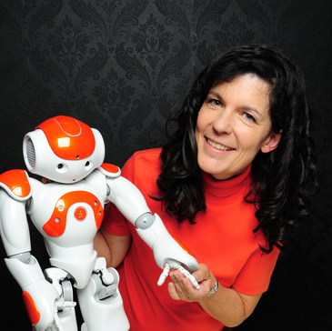 Ein Bild von Frau André, mit einem Roboter in der Hand