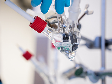 Detailfoto eines Laborzubehörs im Labor zur Batterieforschung.