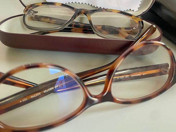 Brillen auf einem Tisch