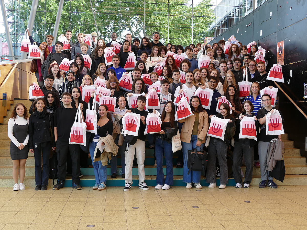 International exchange students in the "Glashalle" of the University of Bremen