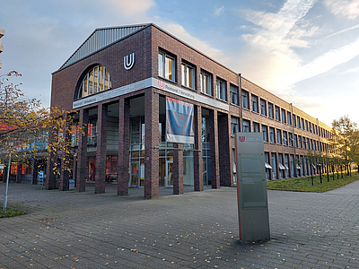 Der Haupteingang des Verwaltungsgebäudes der Universität Bremen.