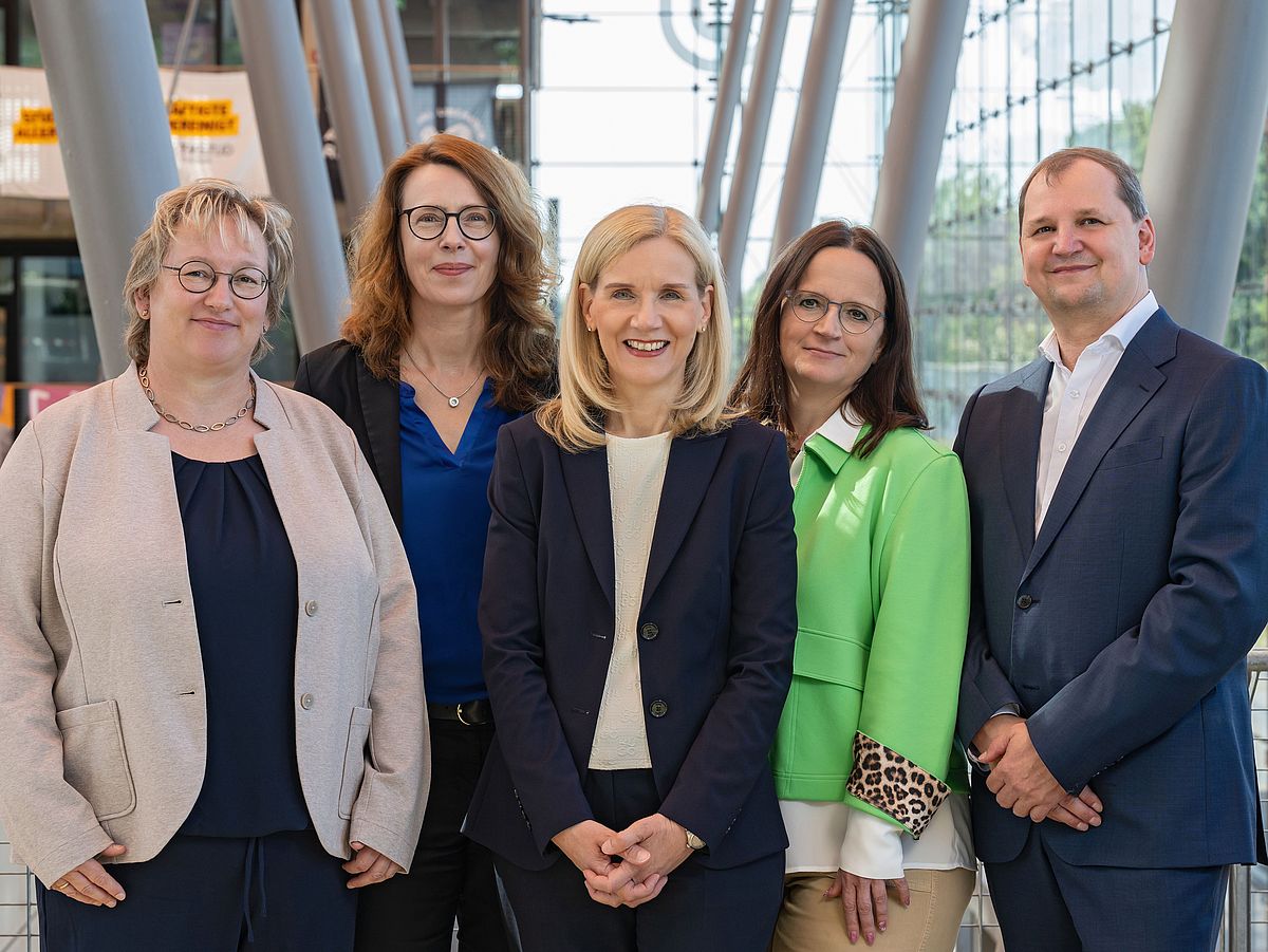 Group photo of the University of Bremen's Executive Board in the Glass Hall 2025.