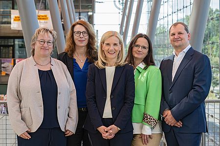 Gruppenbild des Rektorats der Universität Bremen in der Glashalle 2025.