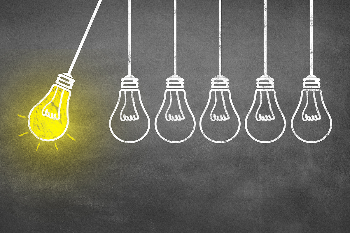 Vor einer schwarzen Tafel sieht man wie mit Kreide gezeichnete Glühbirnen, die auf derselben Höhe herunter hängen. Sie sind wie ein Kugelstoßpendel angeordnet: links holt eine gelb leuchtende Glühbirne aus, die anderen fünf hängen ohne Leuchteffekt rechts daneben.