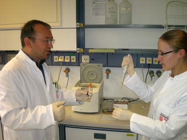 PD Dr G Belge und Dipl -Biologin M Spiekermann bei der RNA-Isolierung aus Serum
