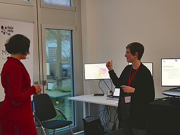 Laura Spillner tells Bremen’s Senator for Environment, Climate, and Science, Kathrin Moosdorf, about the Muhai Project