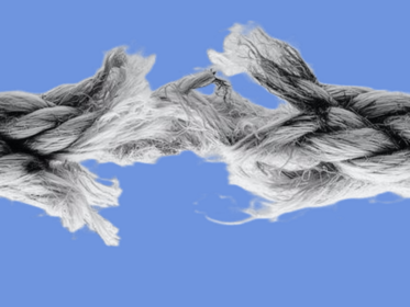 Reißendes Seil vor blauem Grund