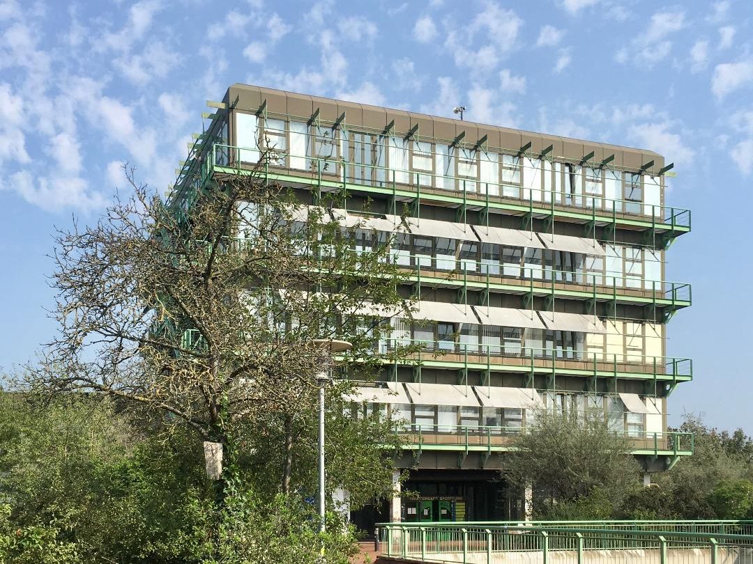 Seitenansicht Sportturm Haupteingang