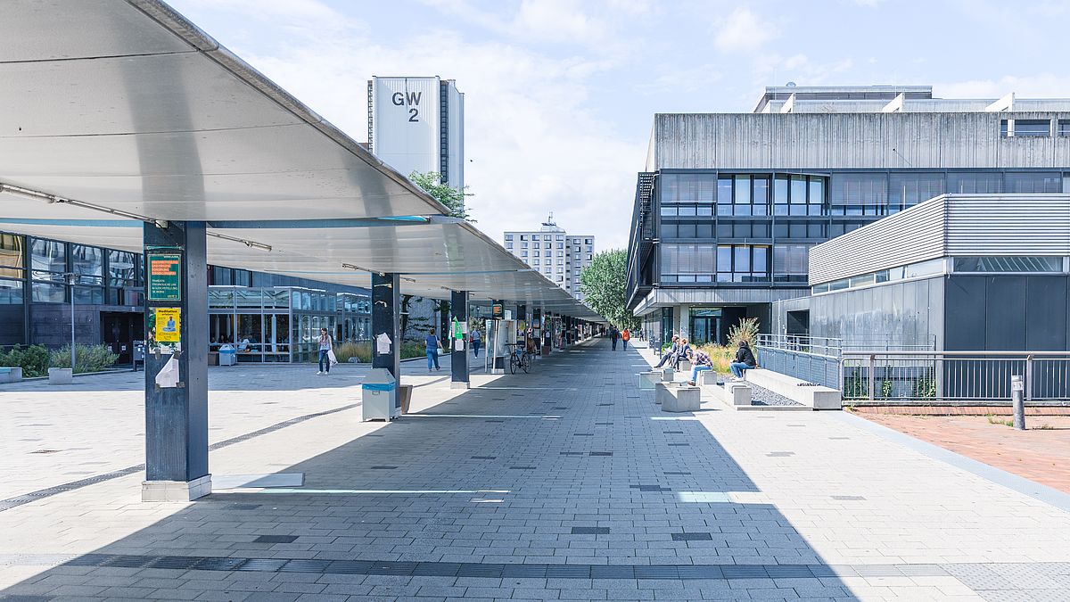 Der Universitäts-Boulevard mit der Bibliothek im Hintergrund.