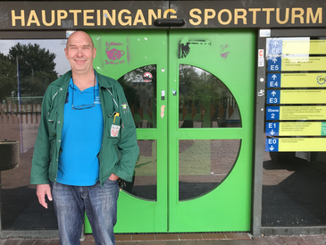 Günther Süllow vor dem Eingang des Sportturms.