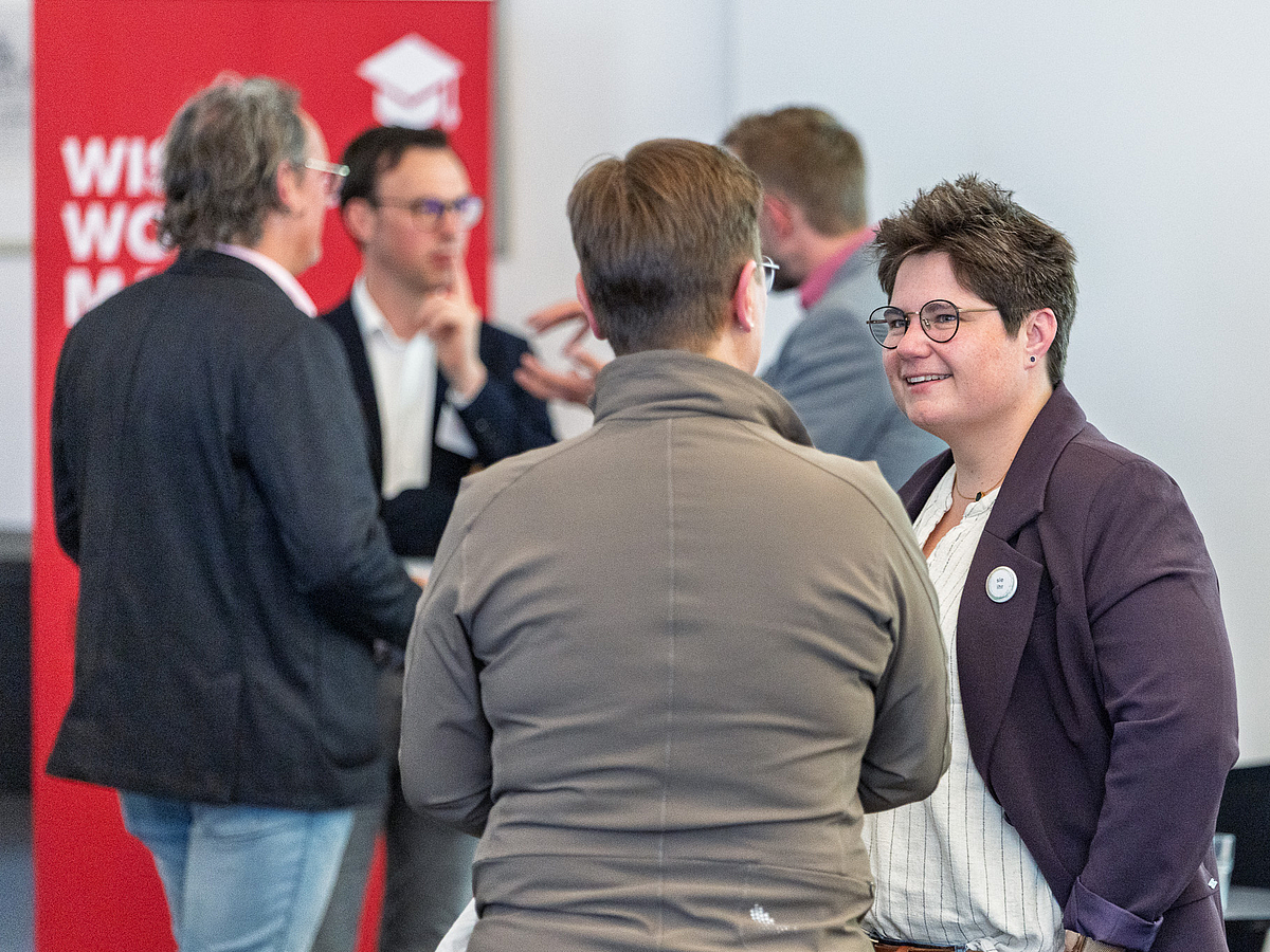 Judith Burgmeier im Austausch mit Gästen nach der Podiumsdiskussion