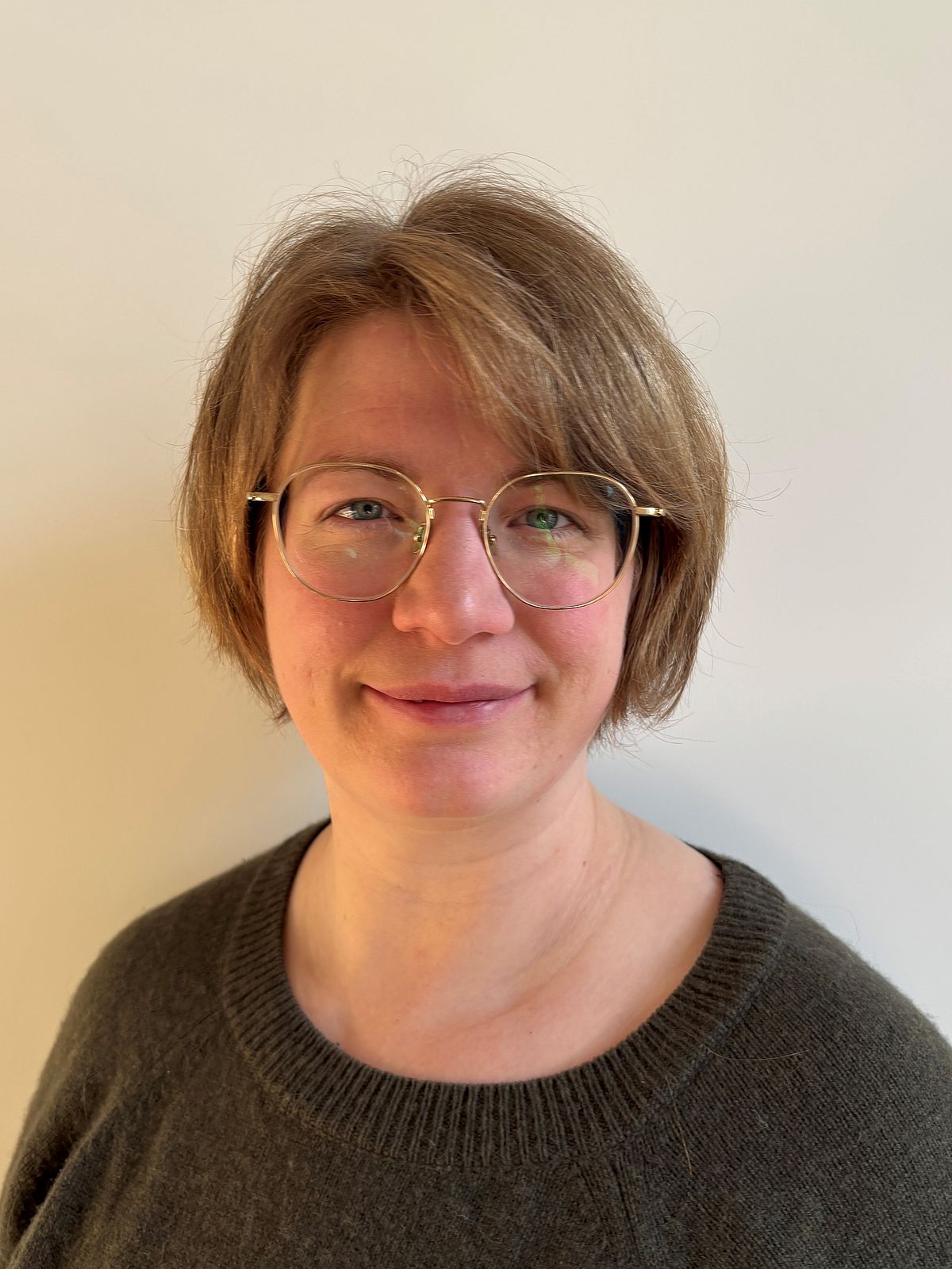 Henrike looks friendly into the camera.