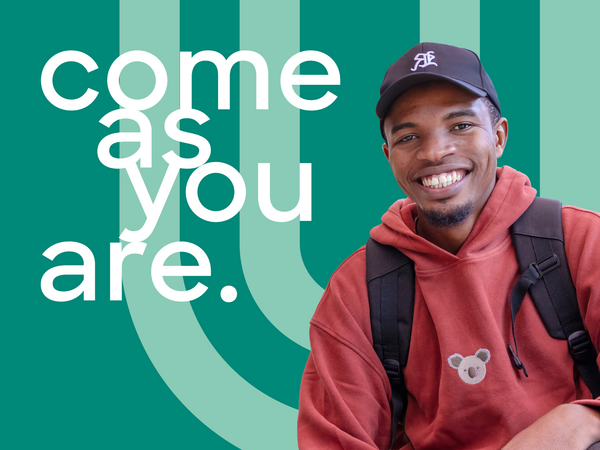 Grüne Grafik mit der weißen Aufschrift Come as you are. Dazu das Uni-Logo und das Foto eines jungen Menschen