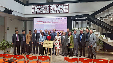 Gruppe von Menschen lächelt in Kamera