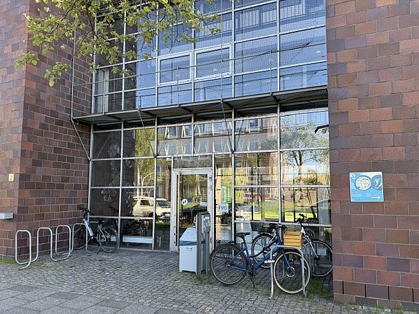 Eingang Mitteltrakt Forschungsverfügungsgebäude Celsiusstraße