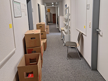 Umzugskartons in einem Büroflur