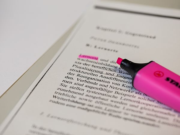 Text mit pinkem Textmarker.