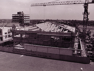 1988_Der Hörsaal mit dem Spitznamen Keksdose wird gebaut.