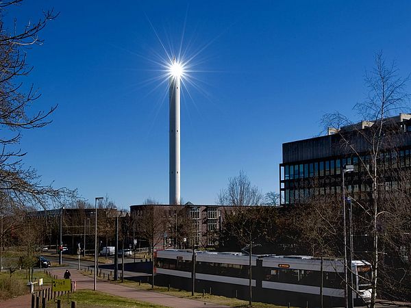 Fallturm im Sonnenlicht