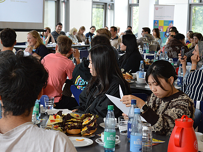 Studierende beim Frühstück